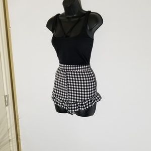Forever 21| Gingham Ruffle Bottom Shorts| Size M